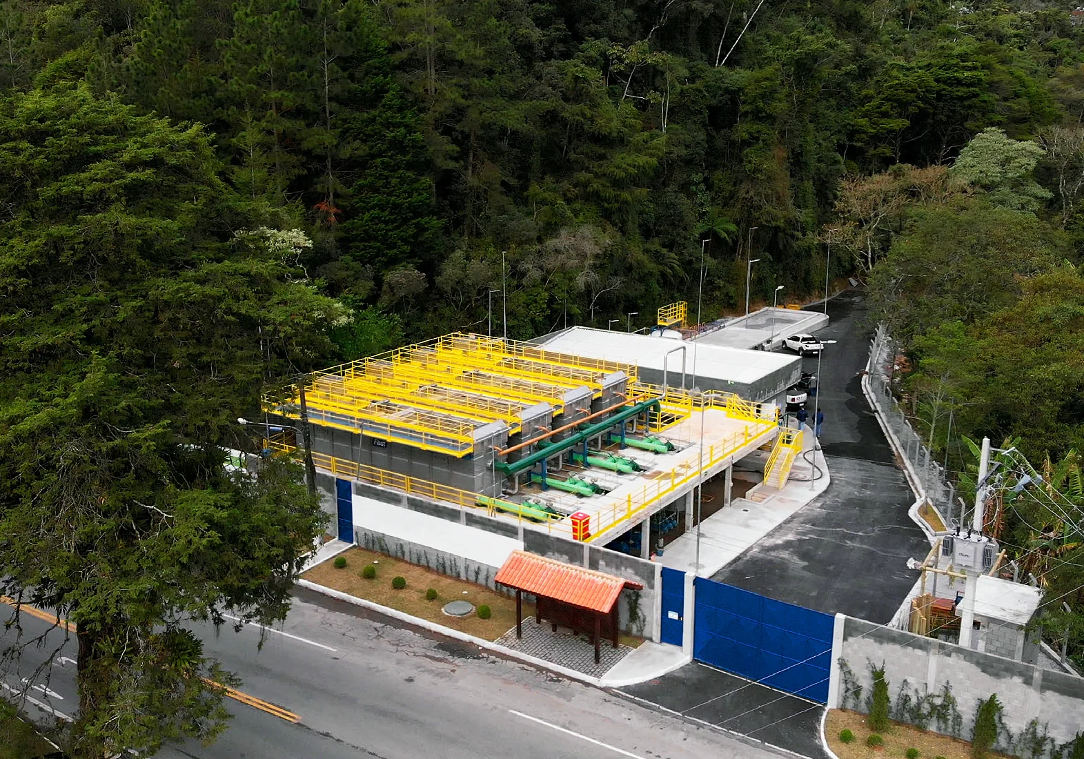 Planta de tratamiento de agua integrada en su entorno